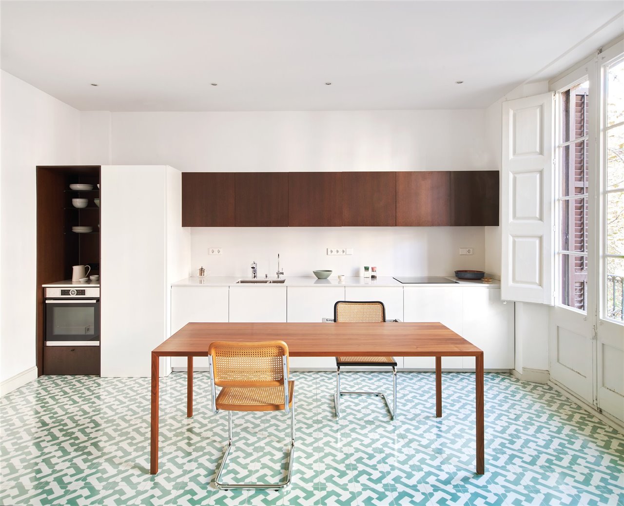 Las líneas minimalistas de la cocina no desentonan con el estilo modernista de la vivienda.