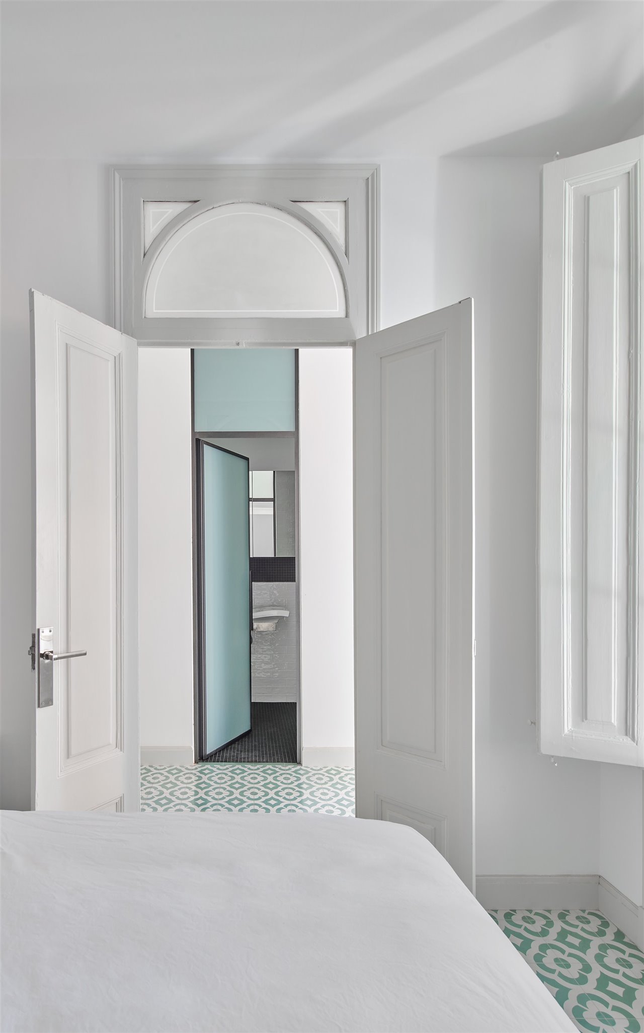 Las puertas metálicas de los baños son el contrapunto a la madera de la casa.