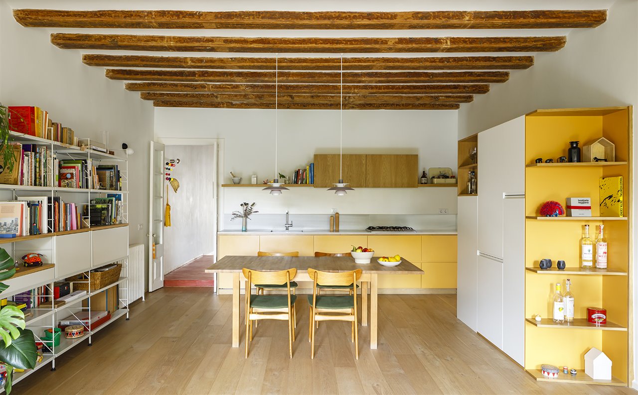 La cocina, que antes se ubicaba en la parte posterior, junto a un patio interior, se trasladó al salón. Parquet de roble supermate de Galerna Park Mobel. 