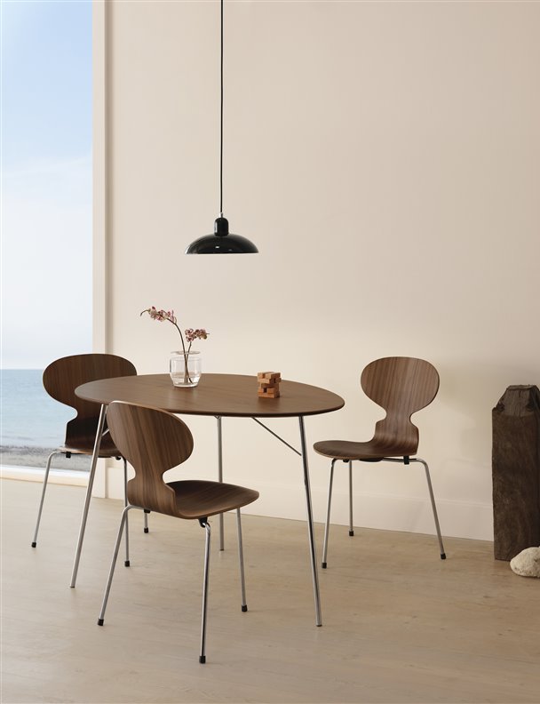 ¡Vuelve la mesa Egg Table de Arne Jacobsen!