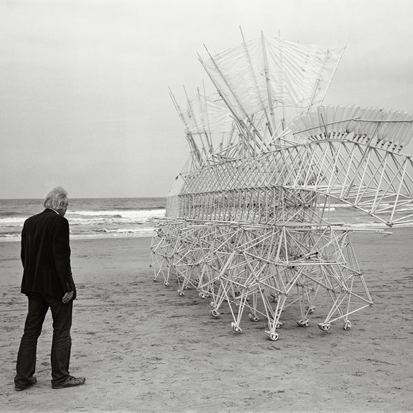 Las extrañas criaturas de la playa de Theo Jansen o cómo la escultura cobra vida