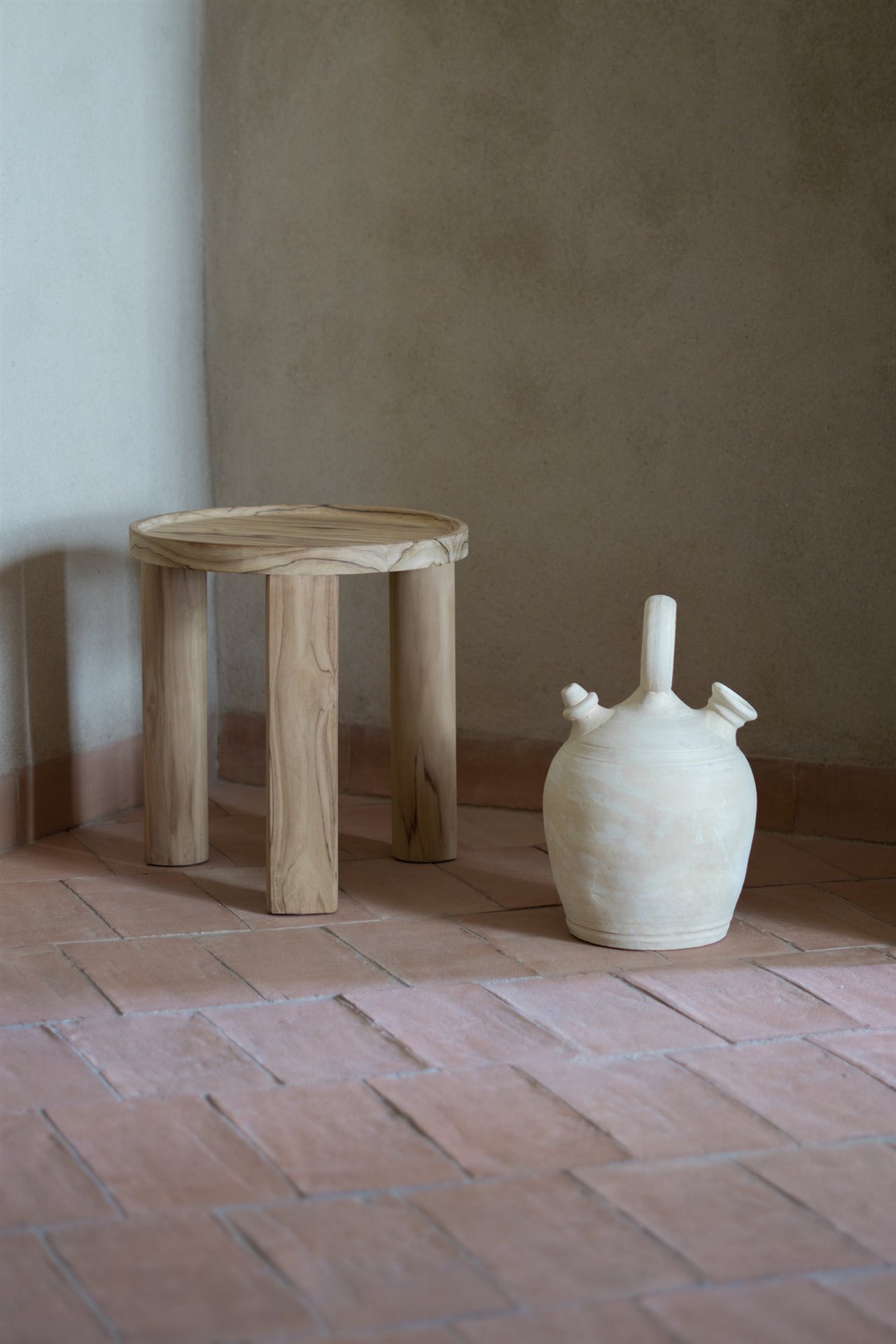  Copán es un diseño pequeño pero versátil que se puede usar como taburete y como mesa.