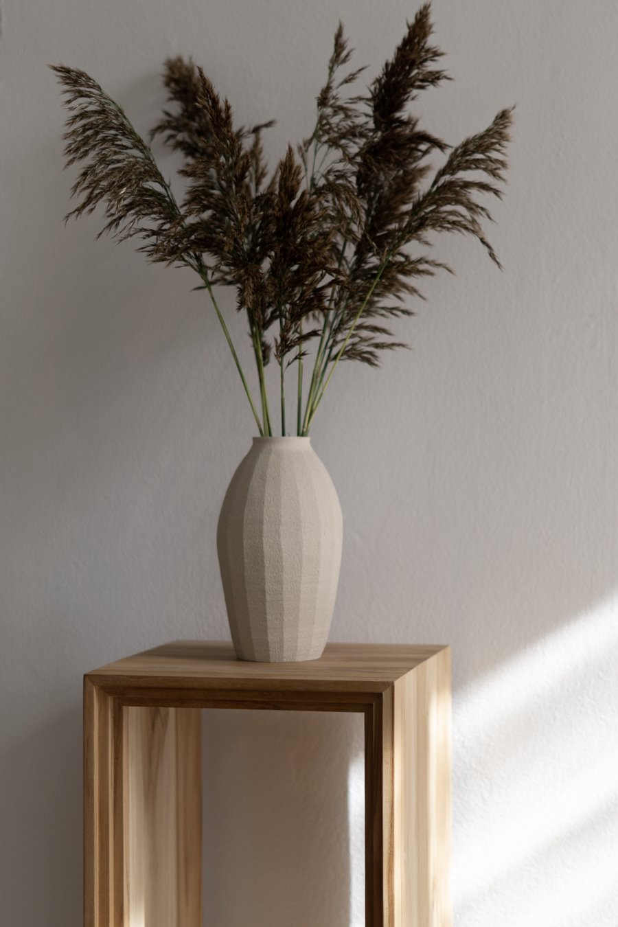 Forma es un pedestal que puede estar sin adornos, pero su sutileza hace que sea perfecto para alzar un jarrón, una escultura o nuestra lámpara favorita. 