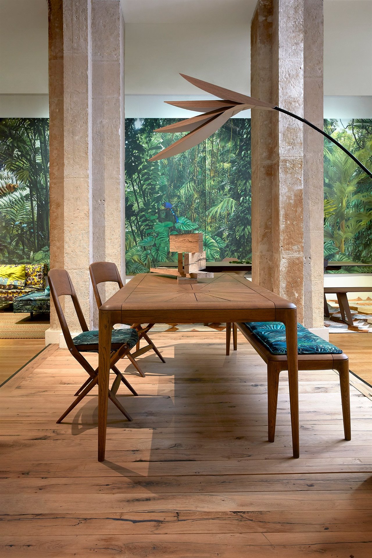 El color de la madera natural se complementa con textiles de estampado vegetal. 