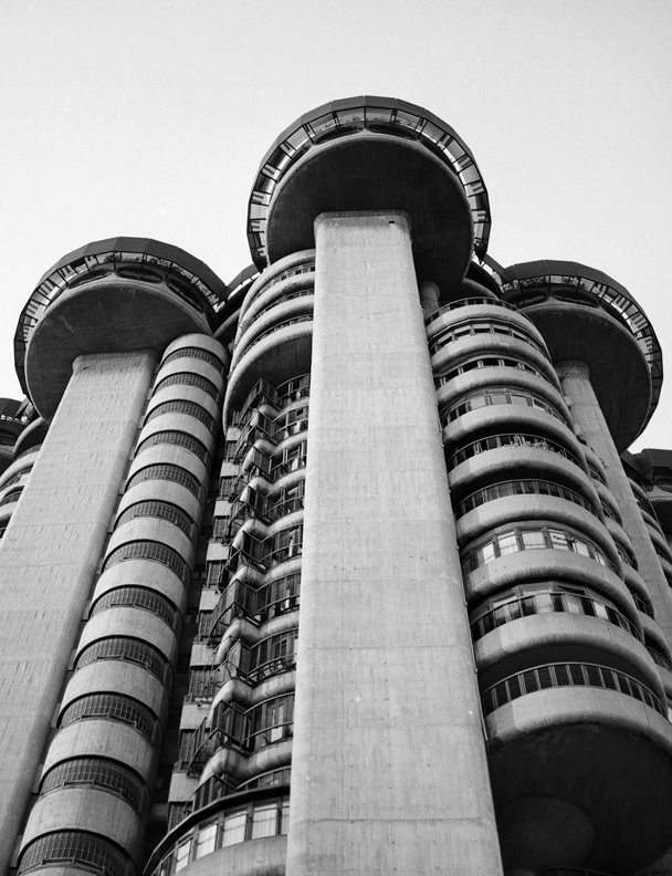 El fotógrafo español que ha retratado la mejor arquitectura brutalista del mundo