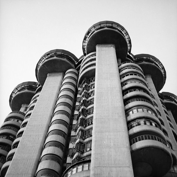 El fotógrafo español que ha retratado la mejor arquitectura brutalista del mundo