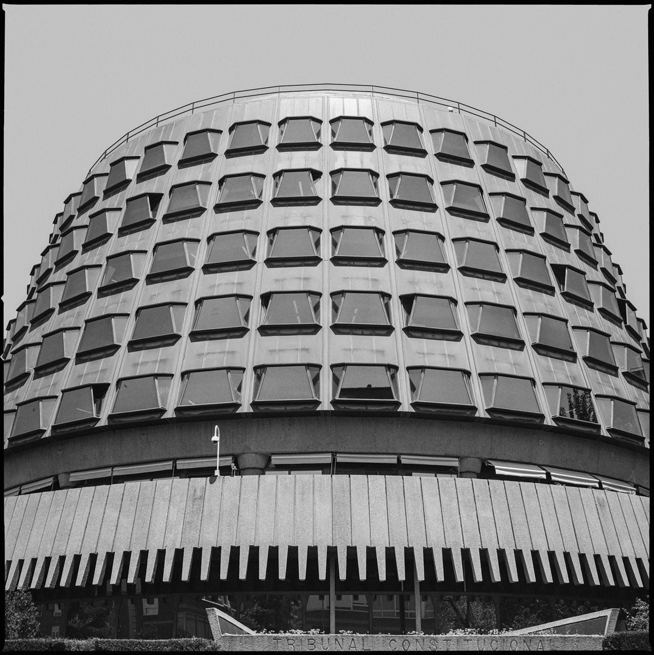 Tribunal Constitucional, Madrid, España. (Arquitectos: Antonio Bonet y Francisco González Valdés, 1973-80).