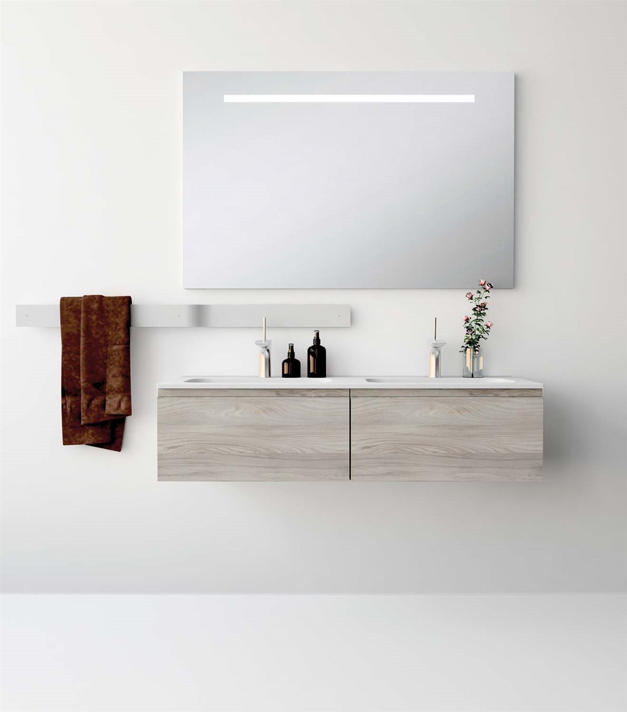 De los tradicionales espejos tipo camerino, se pasó a espejos con formas más actuales, hasta llegar a la tendencia que está arrasando, los espejos con luz led. Mobiliario de Unibaño.