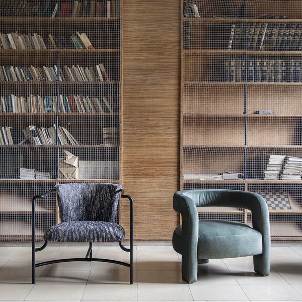 Erico Navazo firma estos sofás de esencia clásica con un guiño contemporáneo