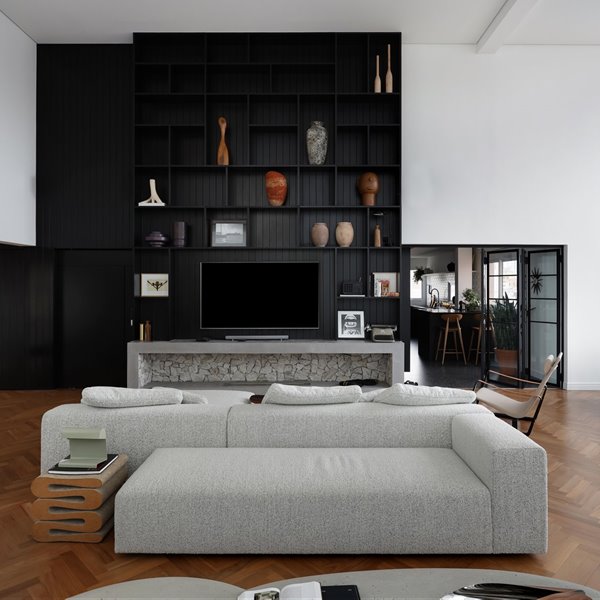 Una imponente librería de 5 metros destaca en esta moderna casa en blanco y negro