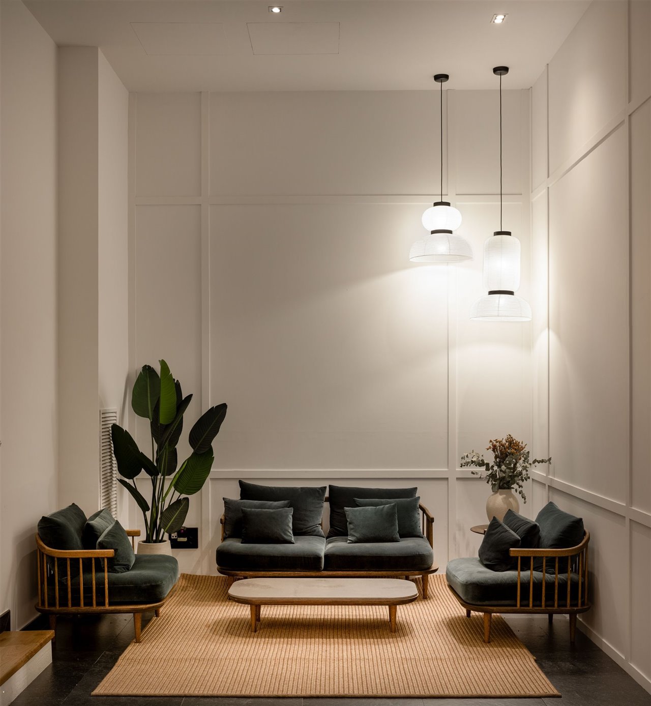 Este aire relajado vuelve en la sala de descanso, con sillones de madera y terciopelo azul y mesa de centro de la empresa escandinava &tradition. Las lámparas de techo son el modelo Formakami de Jaime Hayón para &tradition. Foto: Biderbost Photo
