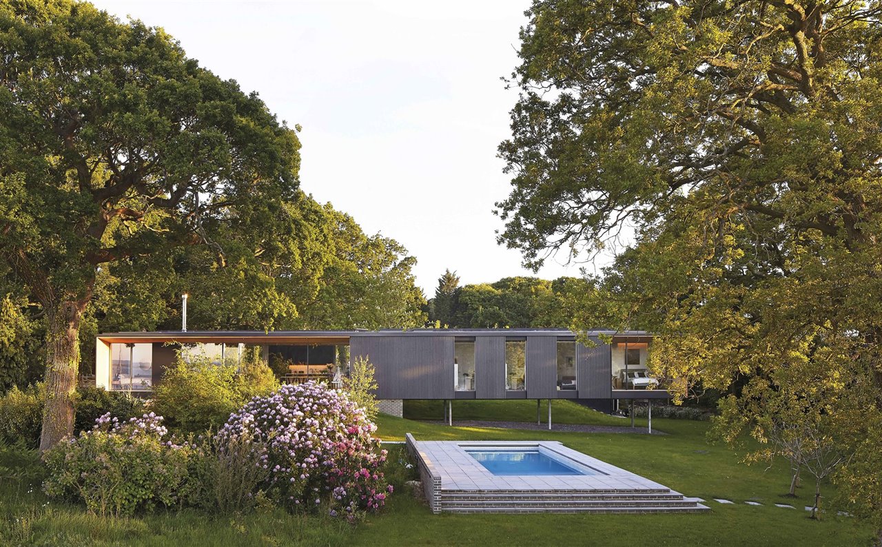 La casa Island Rest, en la isla de Wight, de Ström Architects es un rectángulo preciso apoyado en uno de sus lados sobre columnas para respetar el desnivel del terreno y paneles solares en busca de sostenibilidad.