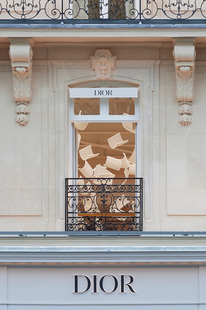 La instalación permanente debutó en la icónica tienda Dior 30 Montaigne el 6 de marzo de 2022.