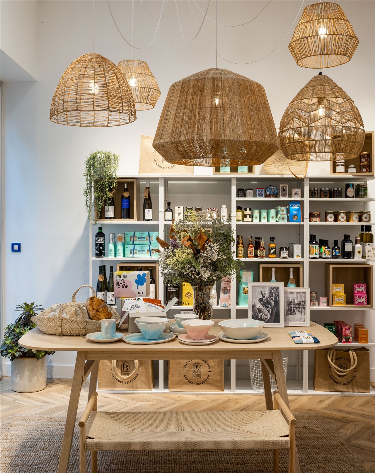 El local está decorado con alfombras de sisal de Ikea y grandes lámparas de fibras naturales adquiridas Maison du Monde. El resultado es un ambiente acogedor y muy hogareño. Foto: Biderbost Photo