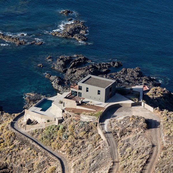Esta moderna casa de hormigón en Tenerife potencia las vistas sobre el océano