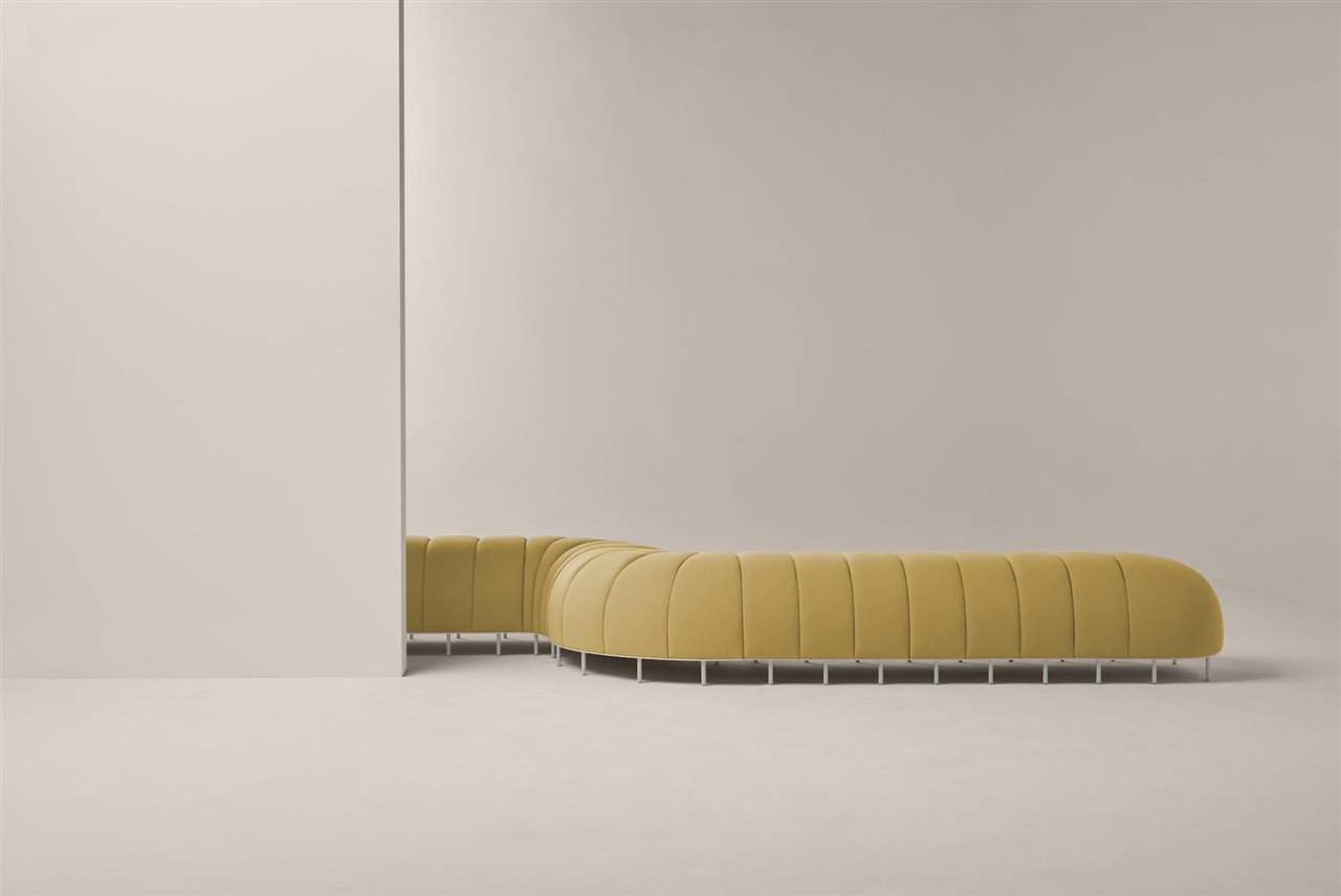 Este es el primer sistema modular de la firma Missana, un banco funcional capaz de adaptarse a cualquier estancia y ambiente, y con forma de ciempiés. 