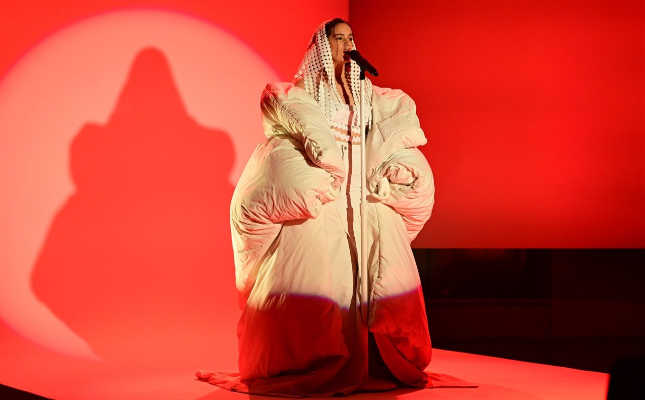 Rosalía durante su actuación en SNL 