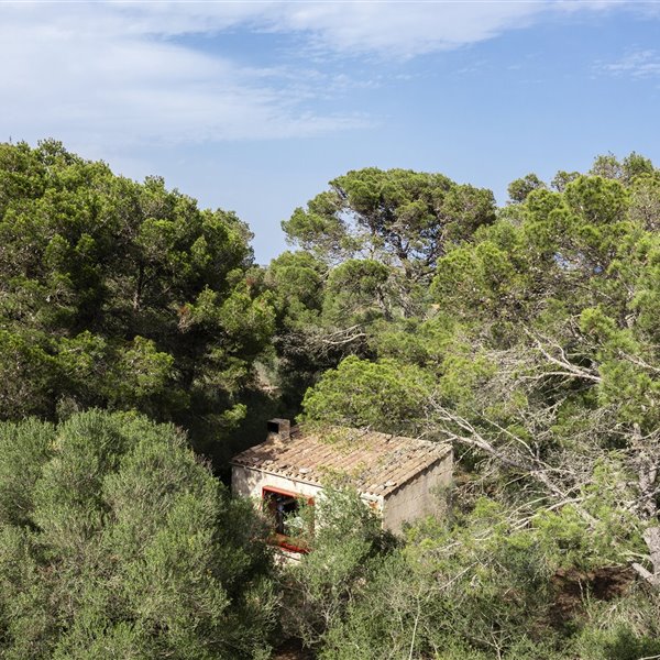 Un refugio de 15 metros autosuficiente y con historia en las montañas de Mallorca