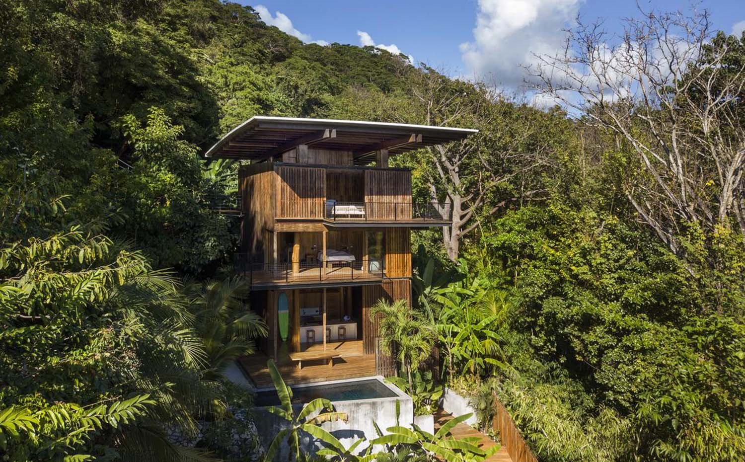 Vista del exterior de la vivienda, entorno natural, piscina frente a cocina, dormitorios y zonas de estar en las plantas superiores