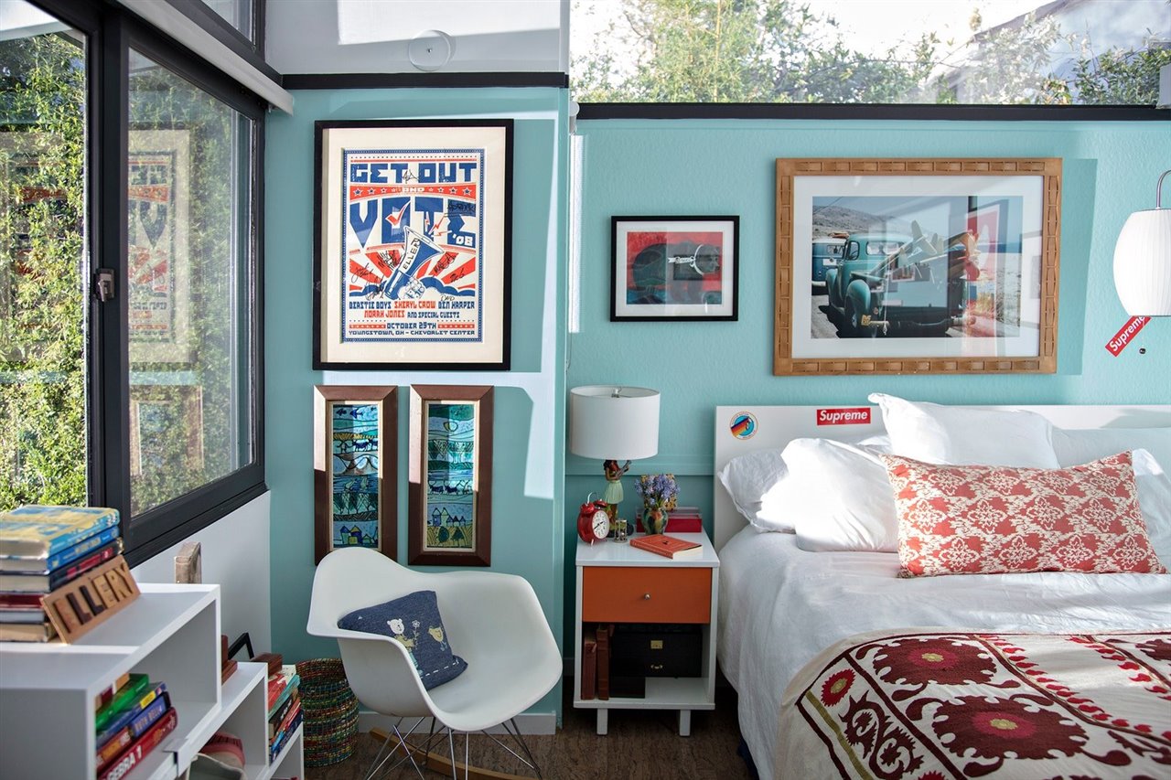 En la casa californiana de Laura Dern se respira un ambiente tranquilo y acogedor. La actriz creó este oasis en colaboración con el diseñador de interiores Trip Haenisch, recomendado por su amiga Courteney Cox.