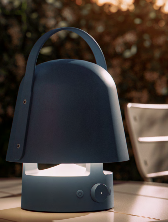 La lámpara es un diseño de Sarah Fager para Ikea y se fabrica en color azul.