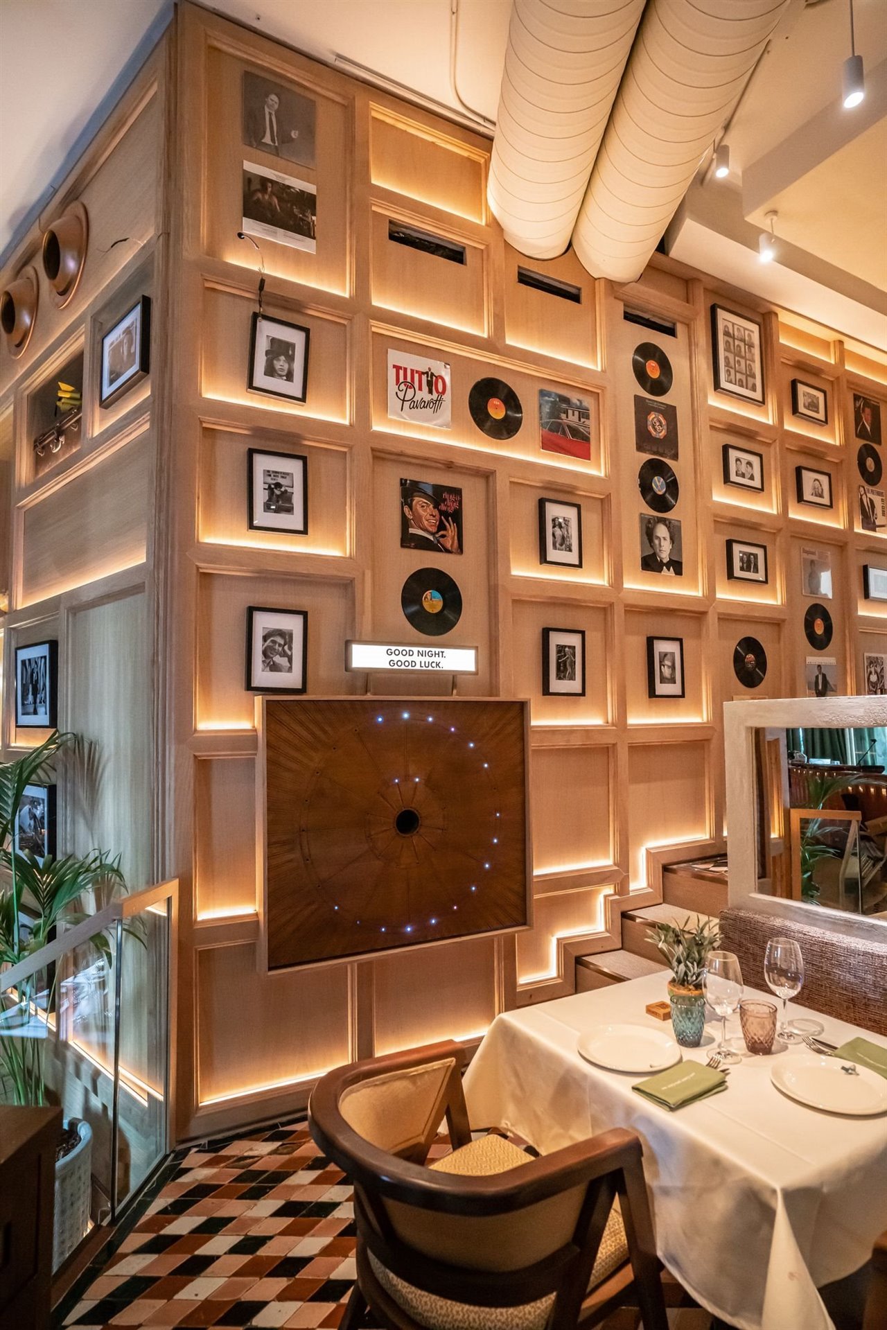 El local está decorado como el salón de una casa en el que se reflejan las pasiones de su supuesto dueño, siendo la música una de ellas, como demuestran los vinilos en las paredes.