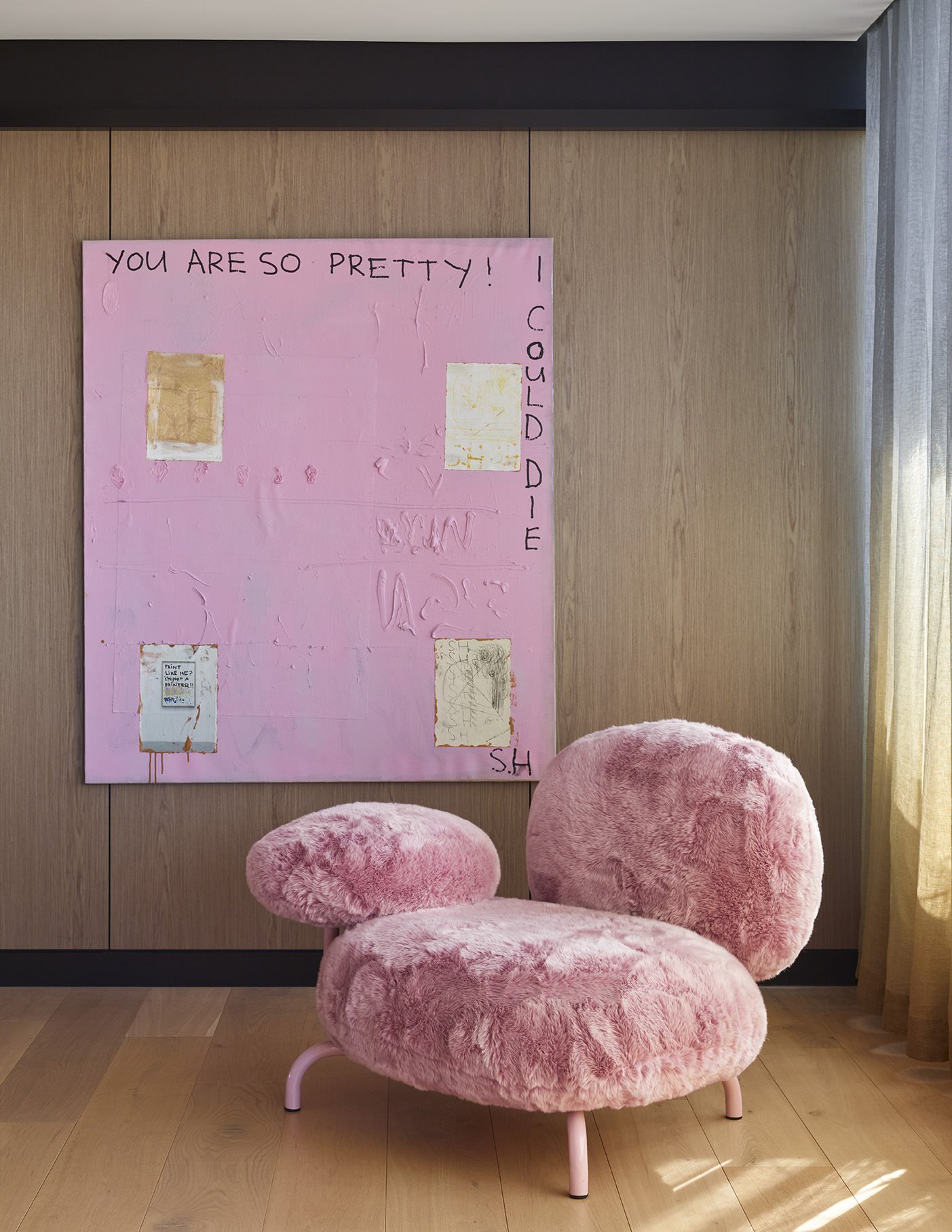 Piso moderno con interiores de madera en Brisbane Australia sillon con pelo de color rosa