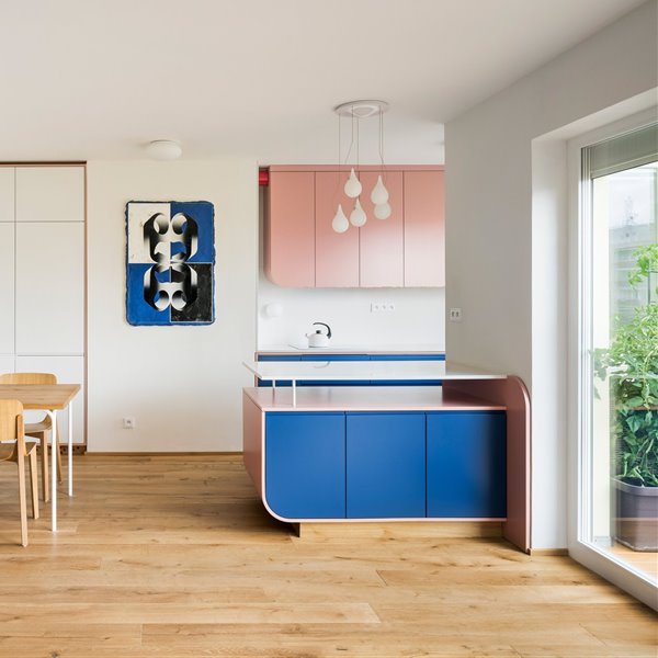 Nos encantan los muebles a medida en azul y rosa de esta moderna casa llena de arte
