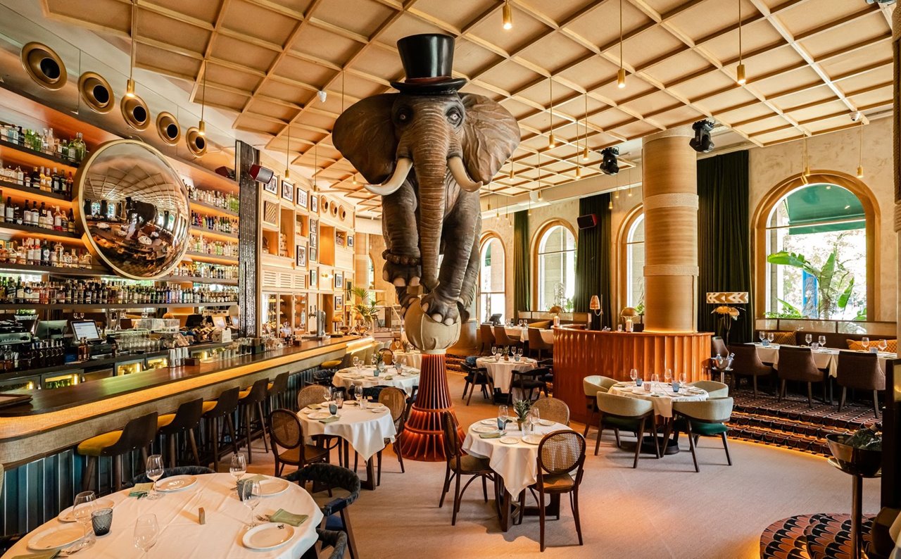 Un elefante haciendo equilibrio sobre una bola acapara miradas en el nuevo restaurante de Madrid.
