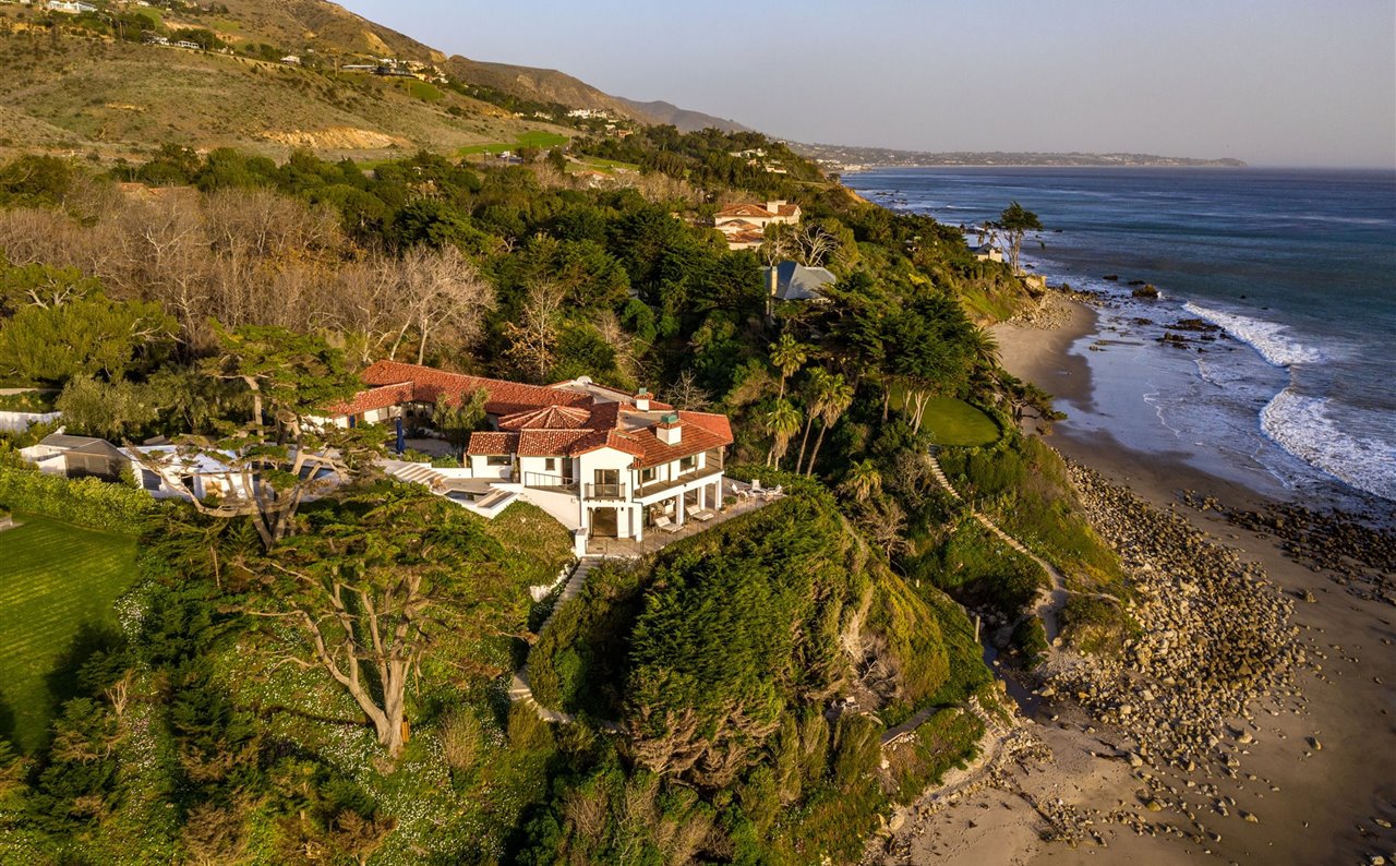 La mansión se sitúa encima de un acantilado con acceso privado a la playa