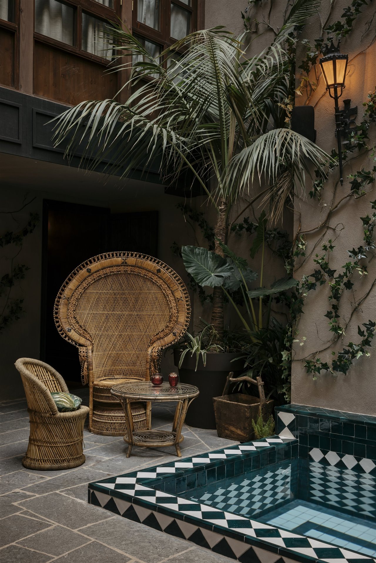 El centro de la casa parece un paraíso con sus exuberantes plantas y su fuente.