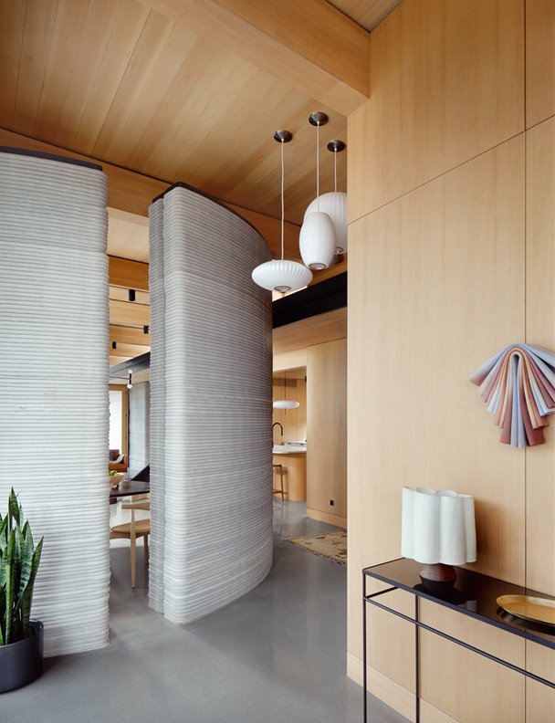 Una casa de hormigón y madera impresa en 3D que lo tiene todo