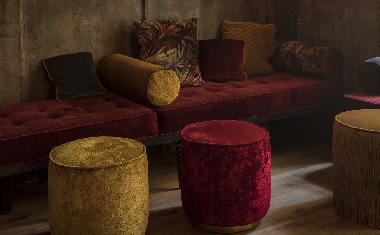 Tejidos de terciopelo y papeles en las paredes forman parte de la decoración del hotel.