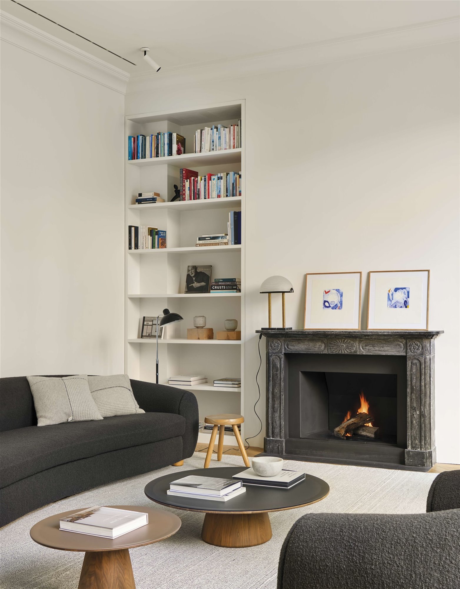 casa blanca contemporánea con chimenea y toques de color Bea Portabella