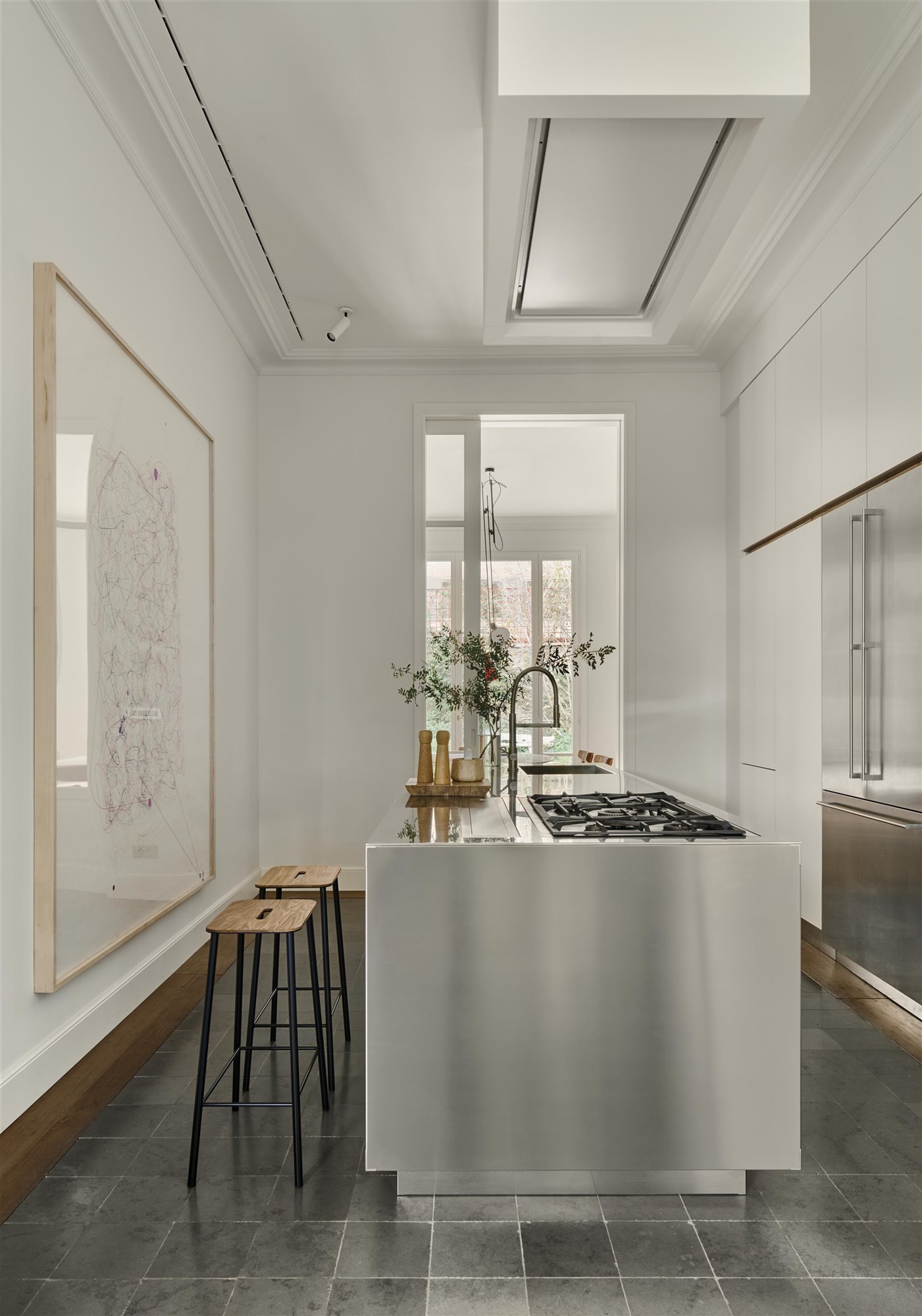 casa blanca contemporánea con cocina de acero Bea Portabella