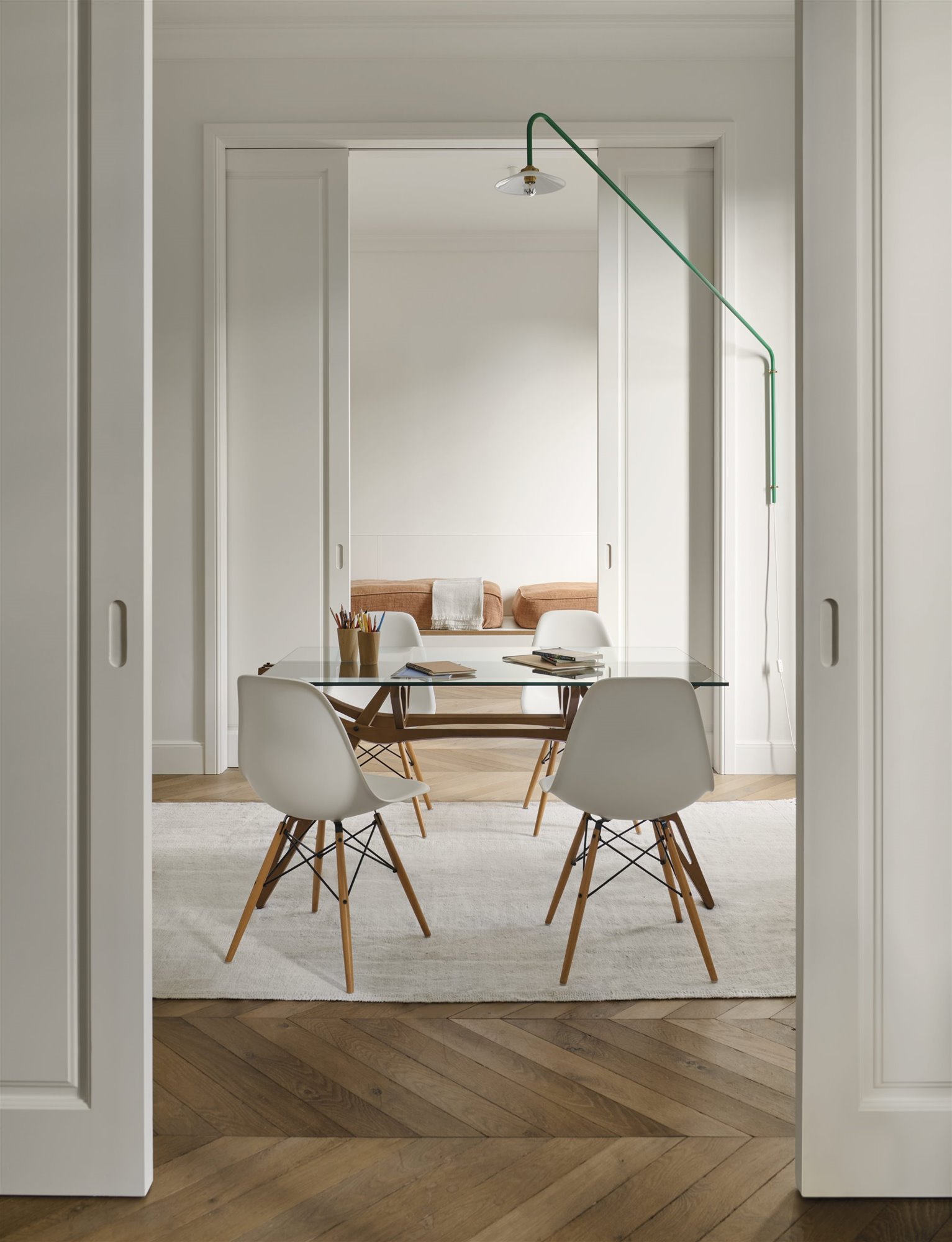 casa blanca contemporánea con mesa comedor Bea Portabella