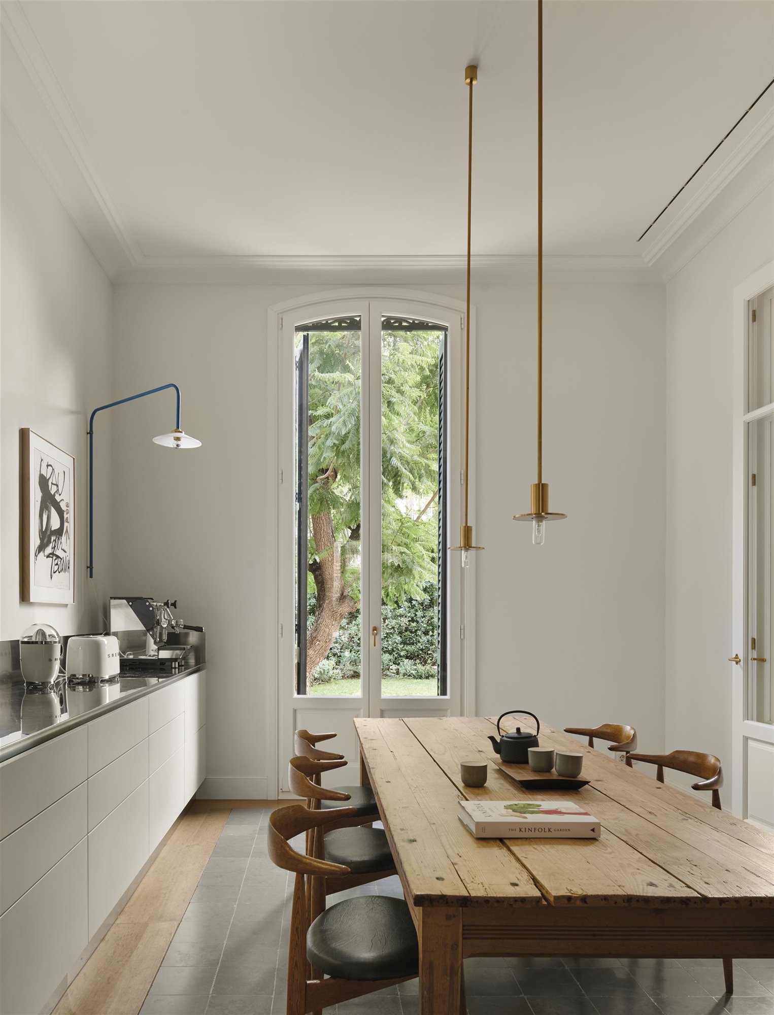 casa blanca contemporánea con mesa de madera Bea Portabella