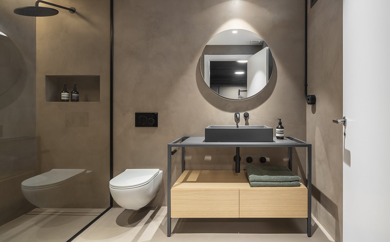 En este cuarto de baño de Meritxell Ribé el color negro ha conquistado todos los accesorios.