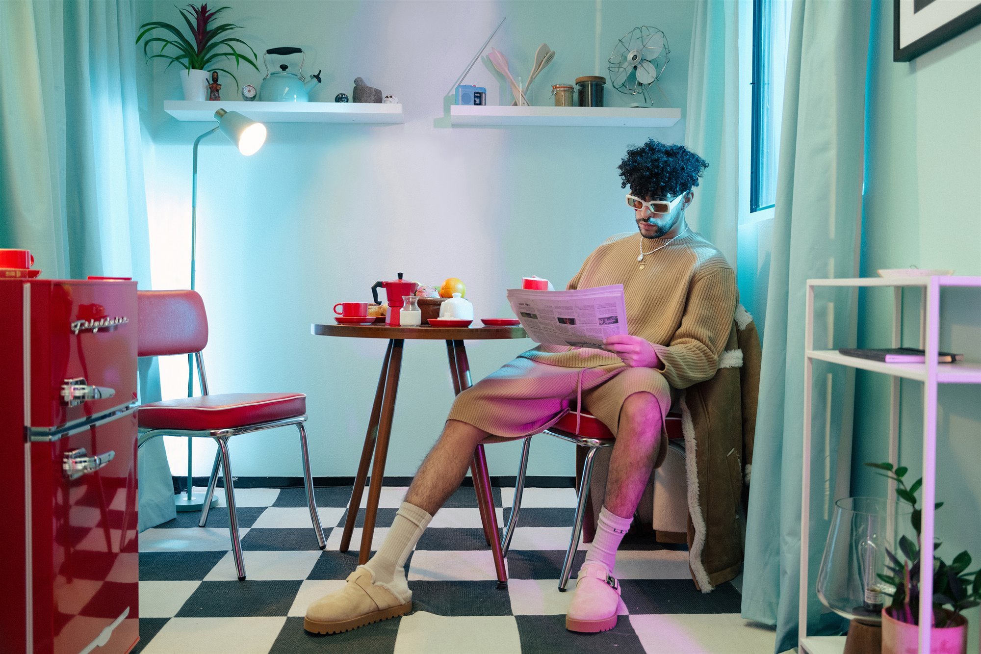 Airbnb camión Bad Bunny cocina nevera roja