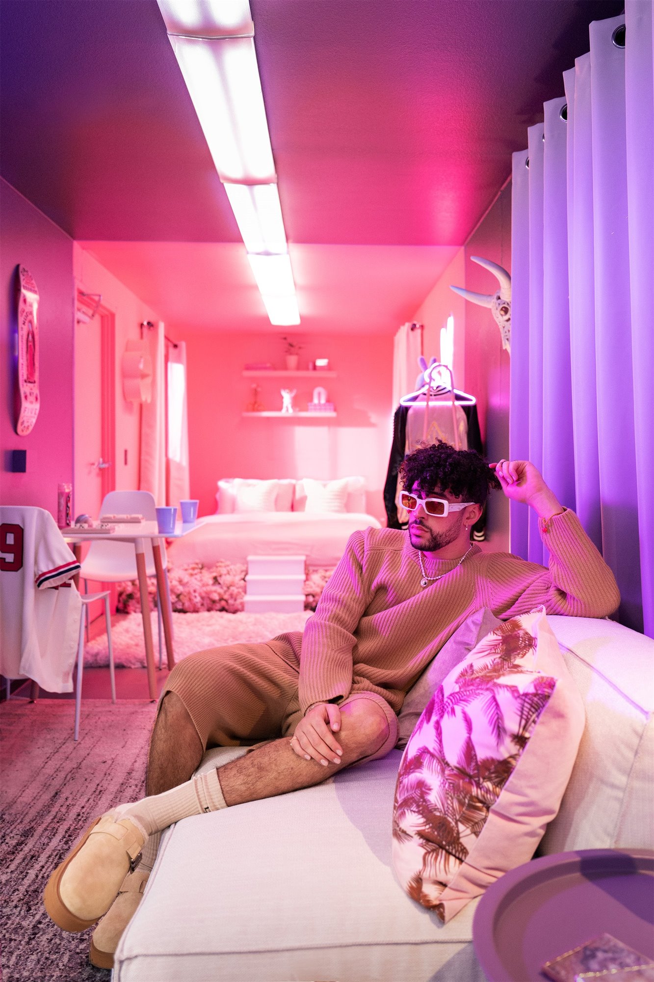 Airbnb camión Bad Bunny dormitorio rosa