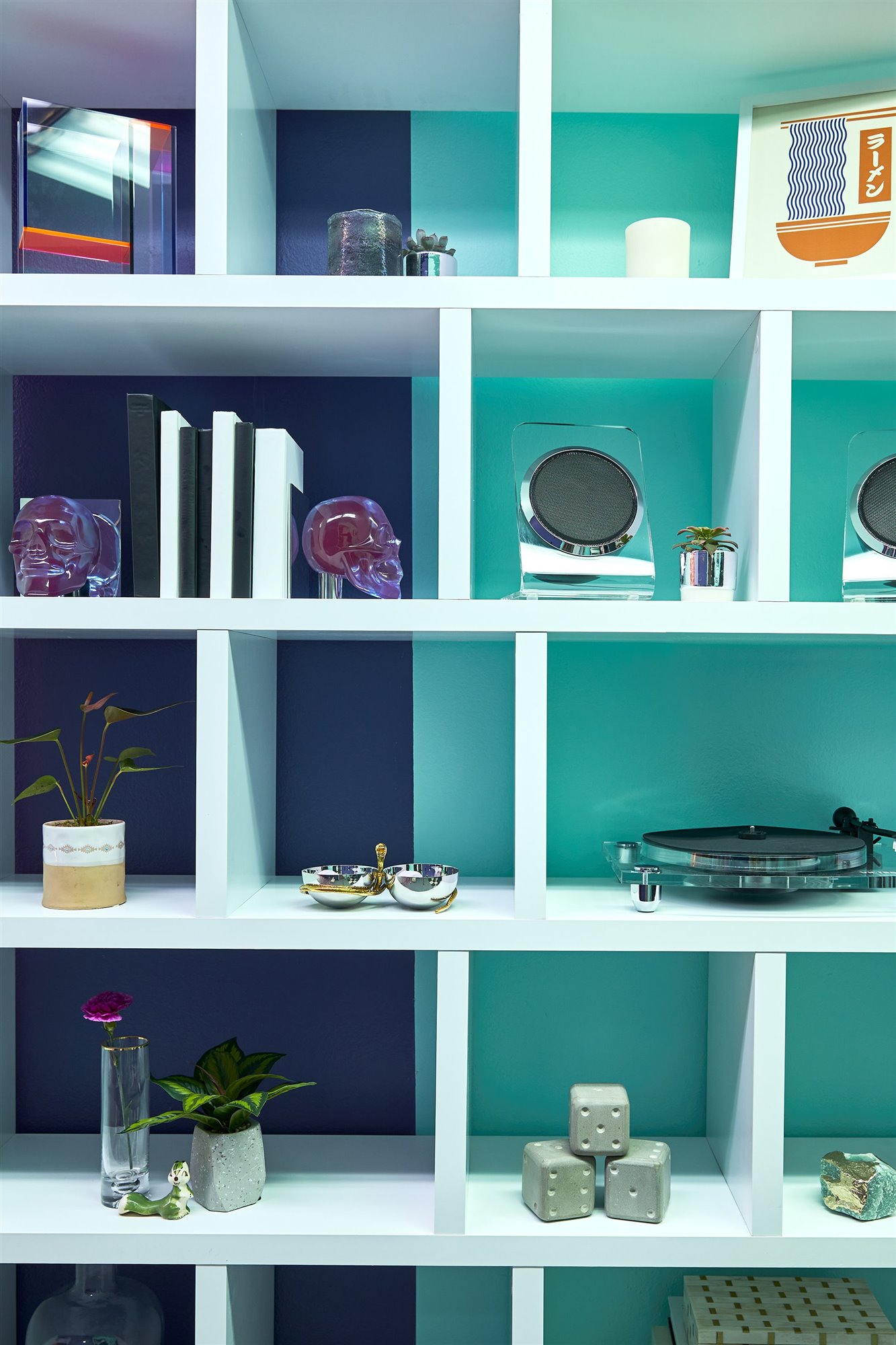 Airbnb camión Bad Bunny estanteria decoración