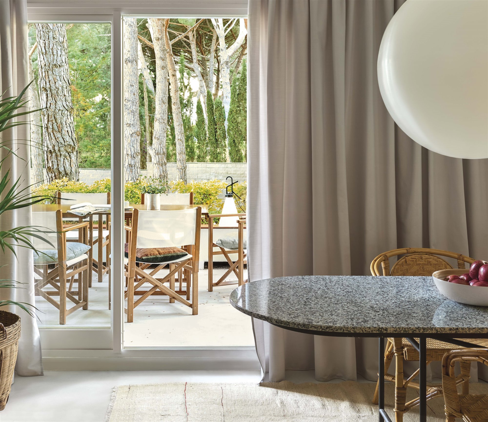 apartamento Marcos Catalán terraza sillas madera