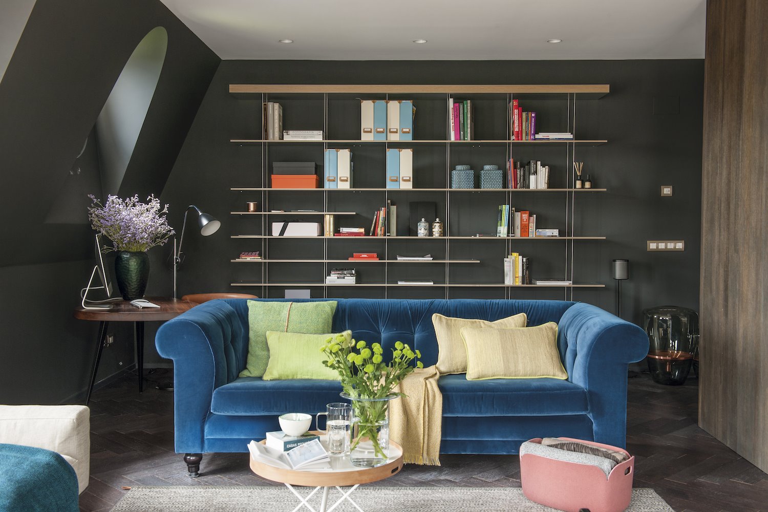 Detalles decorativos que aportan lujo sofá de terciopelo