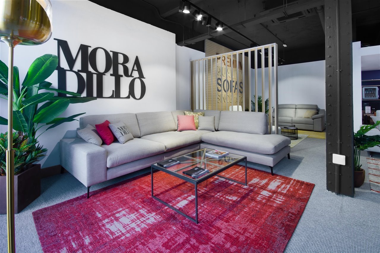 En Moradillo Stores, además de conocer el diseño de los sofás en exposición, existe la posibilidad de personalizar los acabados de los muebles tapizados.