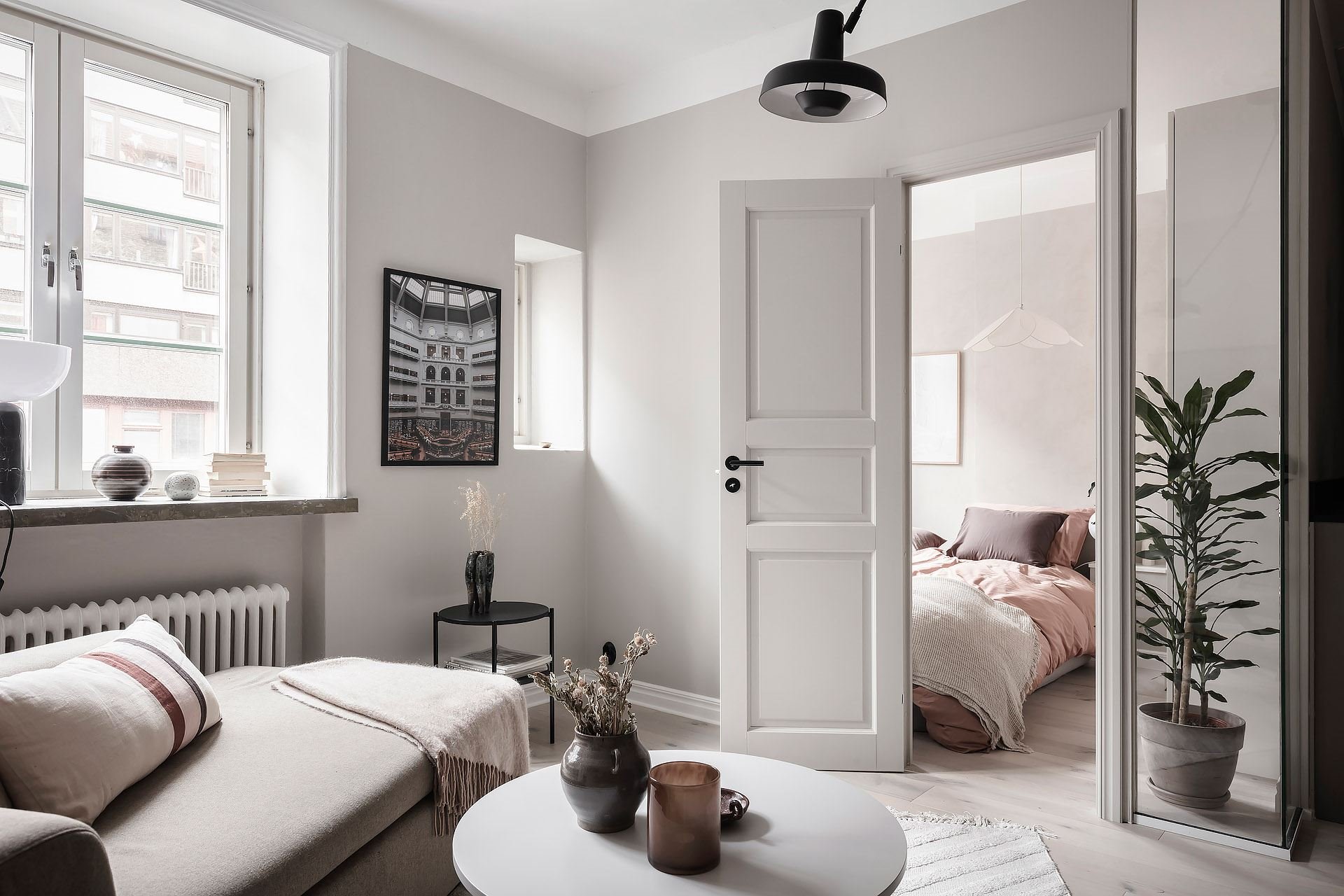 Piso en Estocolmo con paredes en gris y rosa salon