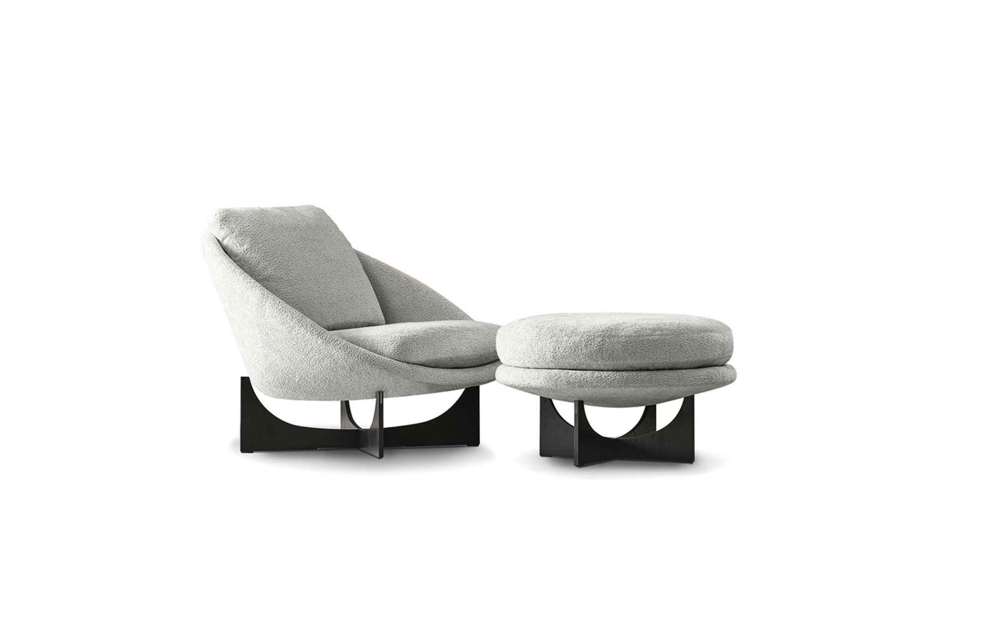 asiento estilo brutalista con reposapiés gris de minotti