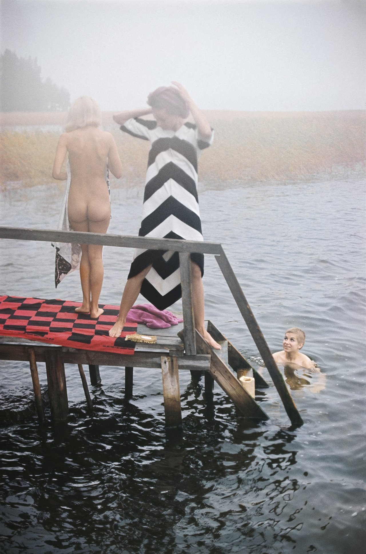 Una fotografía de Tony Vaccaro con un diseño de Marimekko de Annika Rimala de 1965.