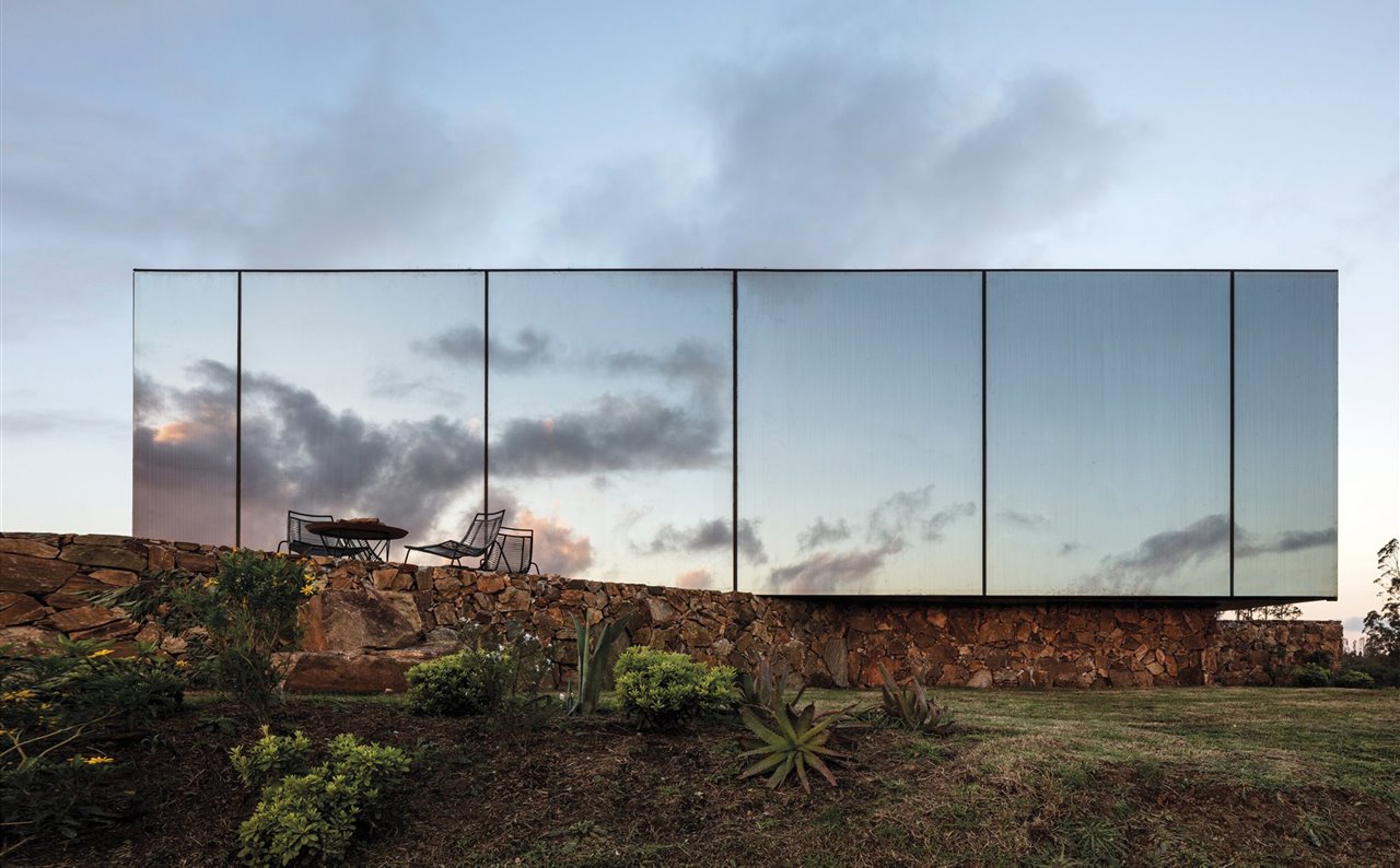 Sacromonte Landscape Hotel, en Uruguay, del estudio MAPA, está conformado por módulos prefabricados de madera y cristal