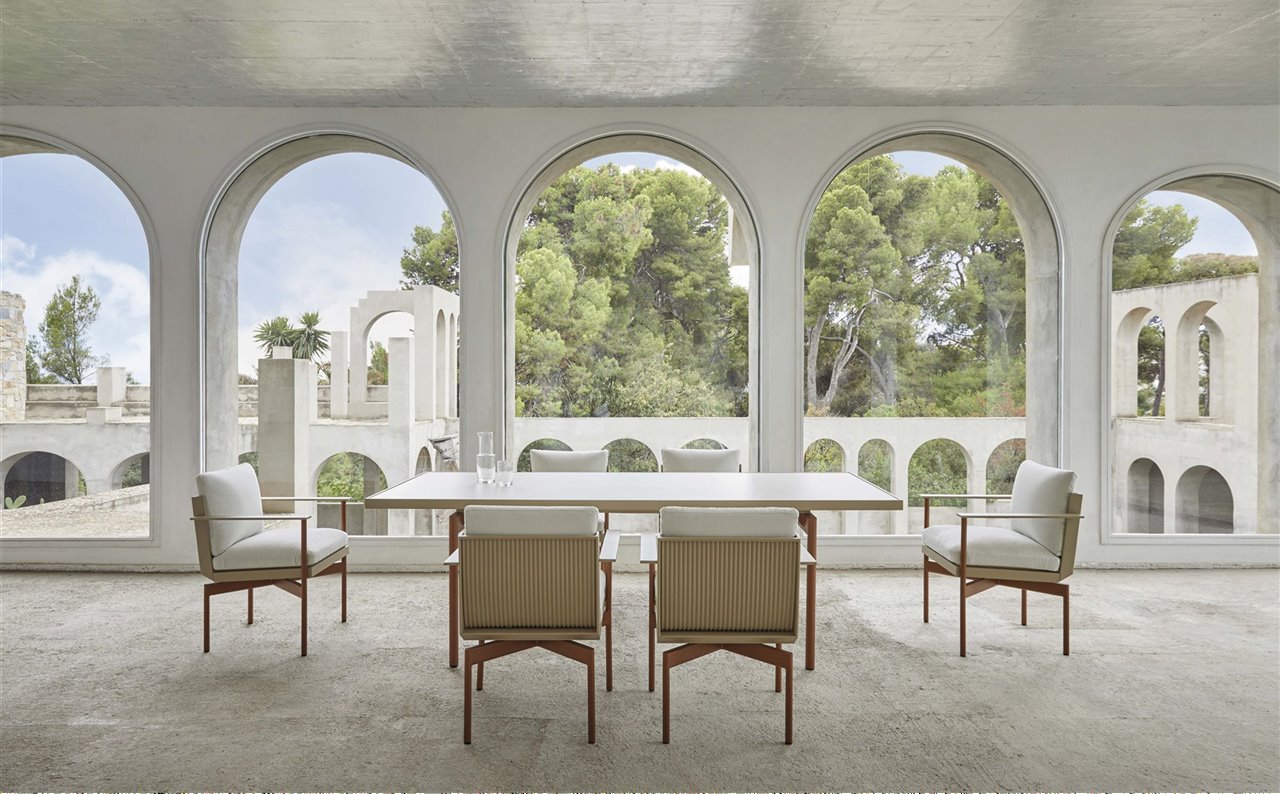 En la colección Onde, de Luca Nichetto para GANDIABLASCO, el respaldo y la estructura de aluminio crean una silueta distintiva capaz de vestir con elegancia interiores y exteriores