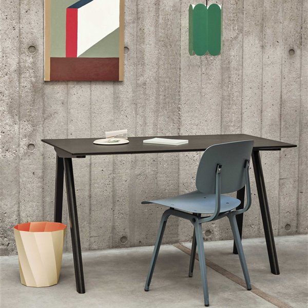 homme office de escritorio oscuro con silla papelera y lampara verde de Hay